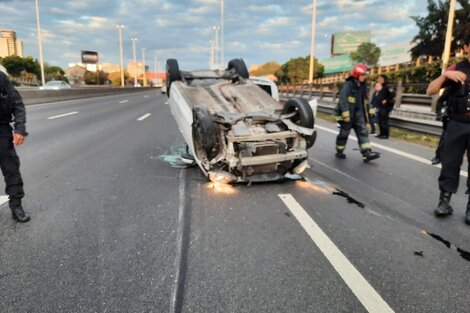 Dos personas resultaron heridas por el choque entre dos autos en la avenida General Paz. Foto: @EmergenciasBA