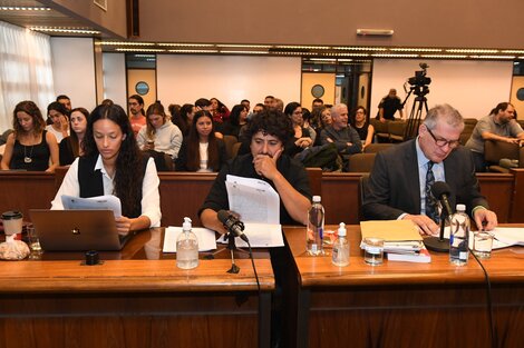 Marcos Bazán en el centro, acompañado por los abogados Manuel Garrido y Camila Calvo. (Fuente: Télam)