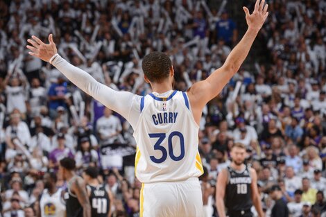 La celebración de Curry, la gran estrella en los triunfos de los Warriors (Fuente: AFP)