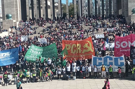 La movilización culminó en el Monumento a la Bandera.