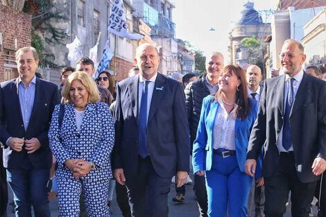 Perotti llegó a la Legislatura acompañado por su gabinete. 