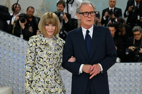 La jefa de redacción de la revista Vogue estadounidense, Anna Wintour, y el actor ingles Bill Nighy, en la alfombra blanca de la MET Gala (Foto: AFP)