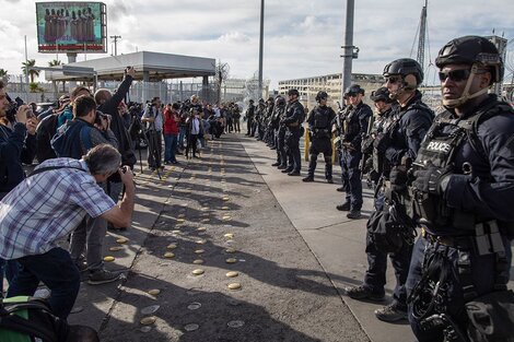 Migrantes hacen fila después de ser detenidos por las autoridades estadounidenses en la frontera entre Estados Unidos y México en Ciudad Juárez, México, el 30 de abril de 2023.