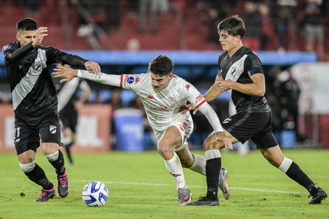 El Globo arrancó perdiendo y tuvo chances de ganarlo, pero le anularon un gol por posición fuera de juego. (Fuente: AFP)