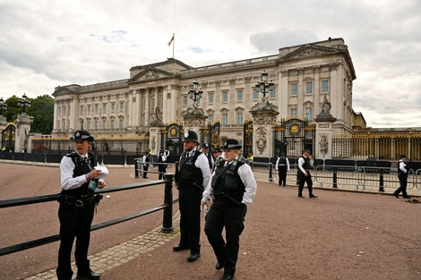 Susto en Londres: detuvieron a un hombre que lanzó supuestos cartuchos de fusil hacia el Palacio de Buckingham