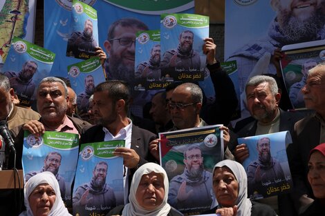 Manifestantes sostienen carteles de Adnán en Ciudad de Gaza antes del bombardeo israelí. (Fuente: AFP)