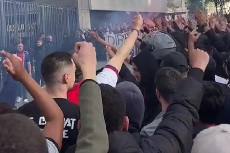 Hinchas del PSG insultaron a Lionel Messi en una protesta en la puerta del club. Imagen: captura de video.  