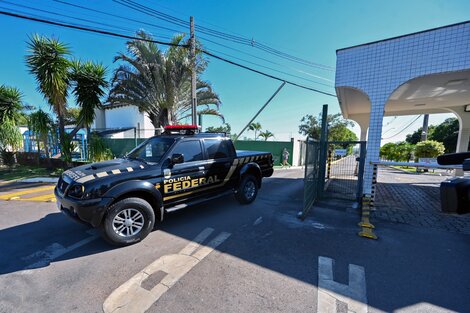 Después del allanamiento un móvil policial abandona el condominio donde vive Bolsonaro.  (Fuente: AFP)