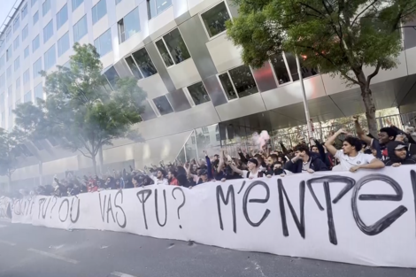 Cientos de hinchas del PSG se concentraron en la sede del club e insultaron a Lionel Messi y otros jugadores. (Foto: EFE)