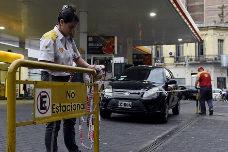 Las estaciones de servicio de la ciudad comenzaron a cerrar a las 18. (Fuente: Andres Macera)