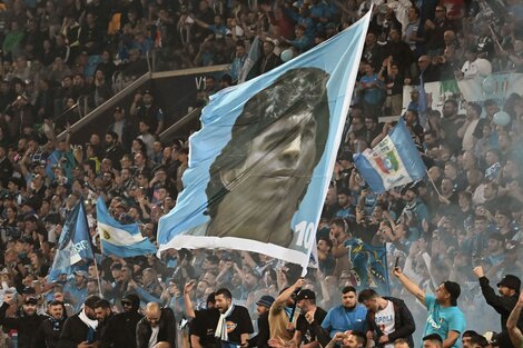 El Napoli campeón de Italia de la temporada 2022-2023. Y la bandera del ídolo máximo Diego Maradona entre los tifosi.