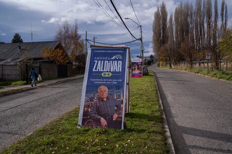 Cartel de un candidato a consejero constitucional en Coyhaique, Región de Aysén. (Fuente: EFE)