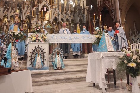 La Virgen de Luján ya tiene bordada las tres estrellas mundialistas en su manto