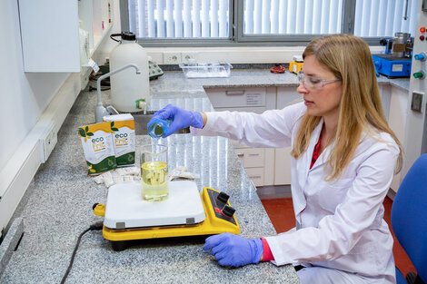 Paulina Lloret prueba Ecofrit en el Laboratorio de Formulaciones de Productos Industriales.