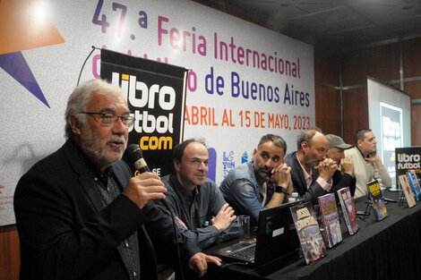 Vignone habla y De Benedictis (primero a la derecha) escucha en la Feria del Libro (Fuente: Alejandro Leiva)