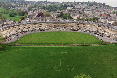 En Royal Crescent, donde se desarrollará una fiesta en honor a la coronación, apareció un "adorno" inesperado.