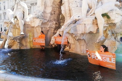 La organización ecologista Última Generación de Italia publicó imágenes y videos de su intervención activista en la Fuente de los Cuatro Ríos de Bernini. Foto: (Twitter/@UltimaGenerazi1)