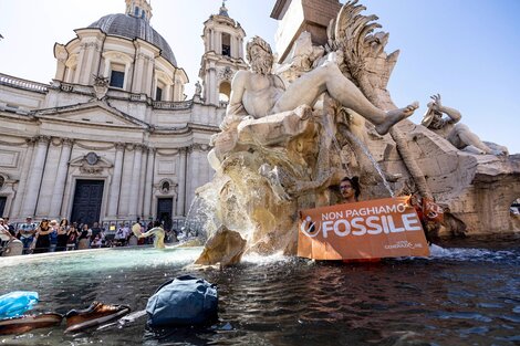 Ecologistas tiñeron de negro la fuente de Bernini en la plaza Navona de Roma