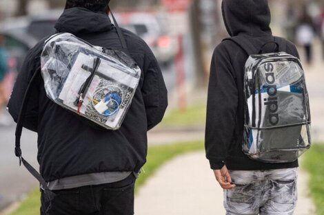 Las mochilas en Broward deberán ser transparentes para evitar incidentes violentos con armas de fuego.