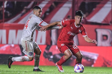 Ortiz, autor del primer gol de Independiente, se lleva el balón (Fuente: Télam)