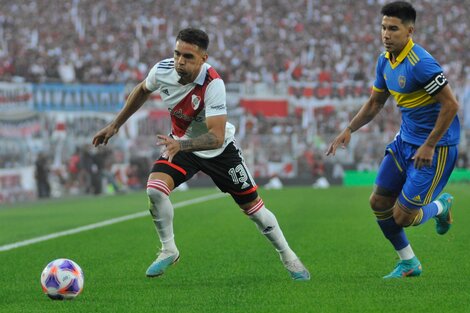 Enzo Díaz ante la marca de Pol Fernández. River ataca por la izquierda de Boca