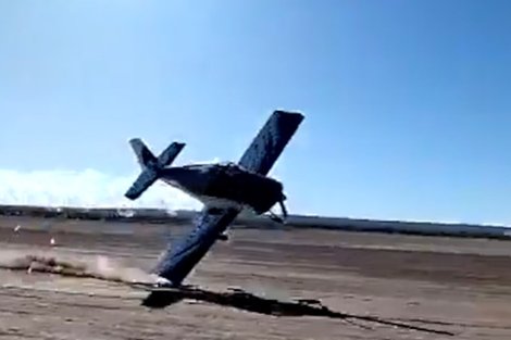 Un avioneta que hacía acrobacias chocó a pocos metros del público