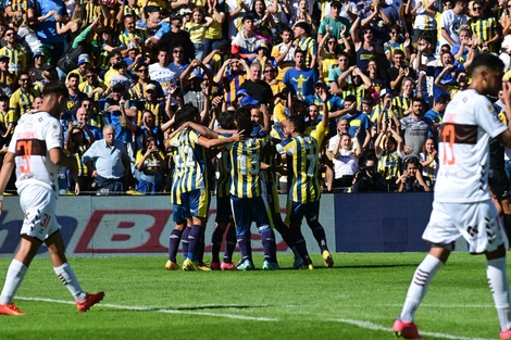 Central festeja ante sus hinchas en Arroyito un gran triunfo ante el Calamar. (Fuente: Télam)