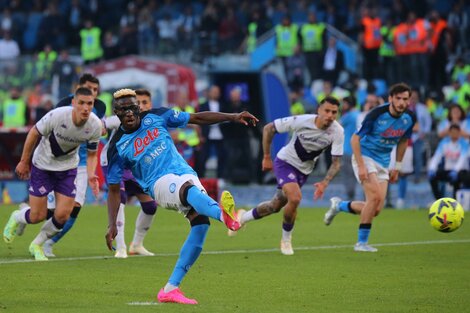 El nigeriano Osimhen es el máximo goleador de la Serie A con 23 festejos. Lo sigue Lautaro Martínez con 19 (Fuente: AFP)