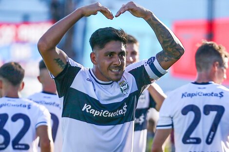 Tarragona celebra el gol de la victoria para el Lobo platense (Fuente: Fotobaires)