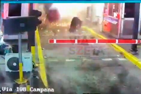 El impactante choque a 120 kilómetros por hora de un auto contra la cabina del peaje en Panamericana