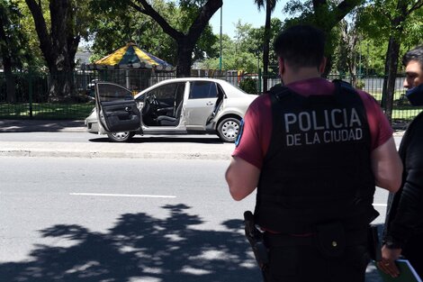 El auto de los policías, sin identificación, con una puerta dada vuelta. (Fuente: Bernardino Avila)