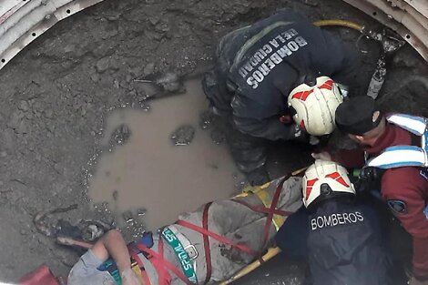 Luego de varias horas el obrero pudo ser rescatado por los Bomberos de la Ciudad de Buenos Aires. 