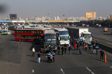 Dueños de micros protestan en la autopista Buenos Aires La Plata