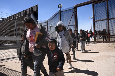 Una familia ingresa a un centro de procesamiento de migrantes en El Paso, Texas.