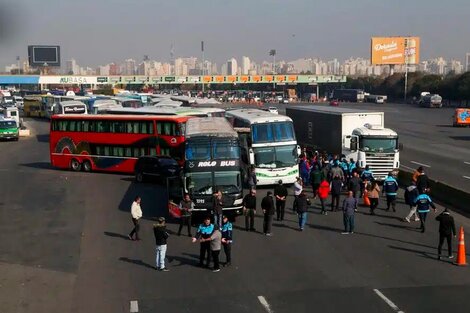 Transportistas de micros turísticos levantaron corte en autopista Buenos Aires-La Plata  