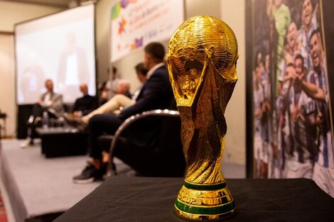 La Copa del Mundo en primer plano, durante el anuncio de la obra en la Feria del Libro