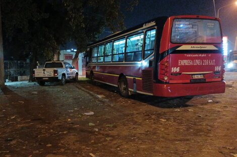 El interno 106 de la línea 236 chocó contra una Renault Kangoo porque el chofer del colectivo fue agredido por un pasajero.