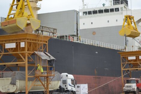 Paro en el Puerto de Rosario: un trabajador murió tras caer al río y sus compañeros reclaman medidas de seguridad