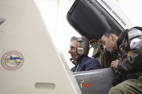 Mauricio Macri durante una visita a los Super Étendard comprados a Francia.