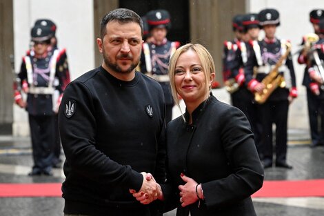 Zelenski, recibido por Meloni en Roma. 