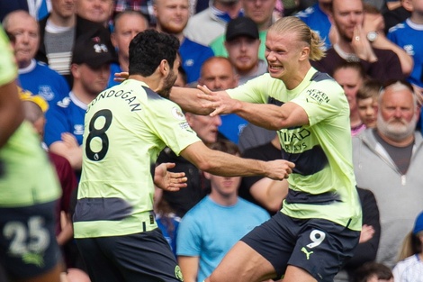 Haalang festeja un gol ante el Everton