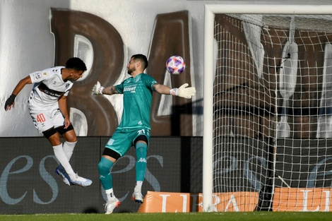 Gonzalo Valdivia mete el 1 a 0, de cabeza. (Fuente: Fotobaires)