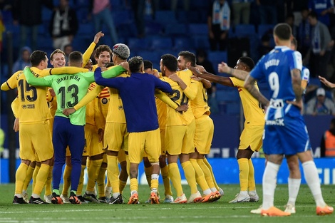 Festejo de los muchachos del Barcelona, antes de la invasión de barras del Espanyol