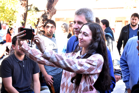 El gobernador de San Juan, Sergio Uñac junto a seguidores después de votar en el municipio de Pocito. (Fuente: Télam)