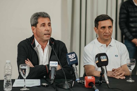 El gobernador Uñac en conferencia de prensa el domingo a la noche, después del cierre electoral.