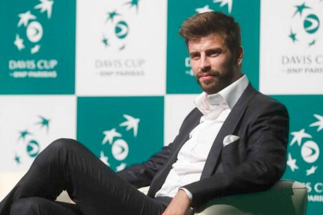 Piqué y el logo de la Copa Davis, una imagen que ya es parte del pasado (Fuente: EFE)