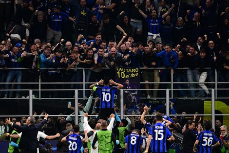 Lautaro Martínez festeja su gol con los hinchas "neroazzurri" que le dio el pase al Inter a la final de la Champions League. (Fuente: AFP)