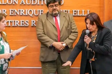 Alicia Nicolasa de las Mercedes Valdez jurando como jueza transitoria de menores de la primera circunscripción judicial