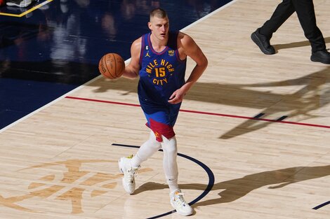 NBA: Denver golpeó primero y venció a Lakers de la mano de Jokic