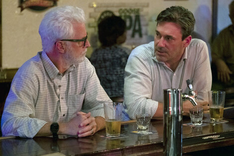 Slattery y Hamm en un bar: un guiño para los fans de Mad Men.